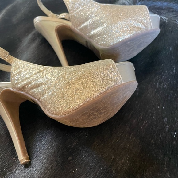 Michelangelo Gold High Heels Stilettos Peep Toe Size 7.5 2.5 In Heel Prom - Picture 5 of 6